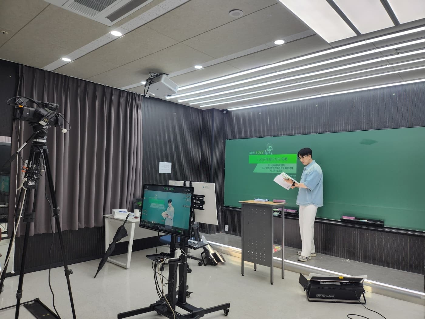 온라인 강의를 촬영하는 김준창 선생님